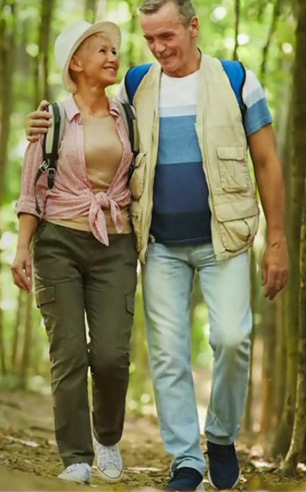 Cặp đôi đi dạo trong rừng
